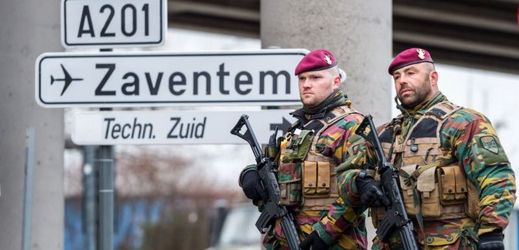 Bruselští vojáci před letištěm Zaventem.