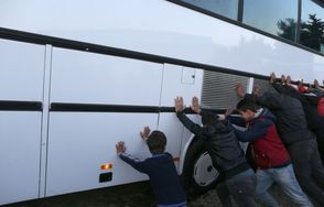 Autobus přepravující uprchlíky do uprchlických center.