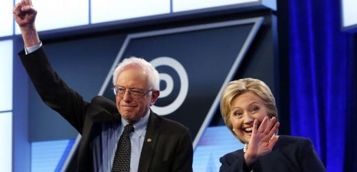 Bernie Sanders (vlevo) a Hillary Clintonová.