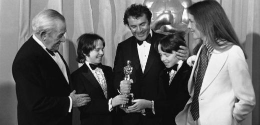 Miloš Forman při přebírání Oscarů společně se svými syny.