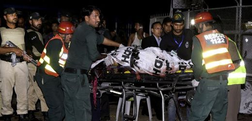 Momentka z atentátu v Pákistánu.