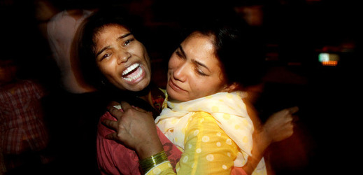 Ženy truchlí nad oběťmi útoku sebevražedného atentátníka ve městě Láhaur na severovýchodě Pákistánu. 