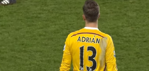 Gólman West Hamu Adrián. 