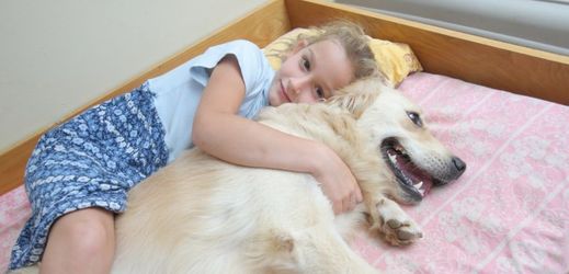 Léčba je účinná díky tomu, že pes vyvolá u dítěte dobrou náladu (ilustrační foto).
