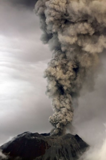Sopka vychrlila dým a popel do výšky přes šest kilometrů.