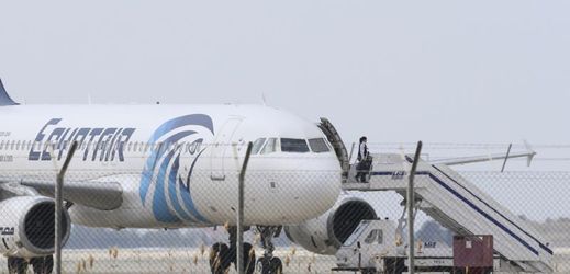 Unesené letadlo přistálo na letišti v Larnace.