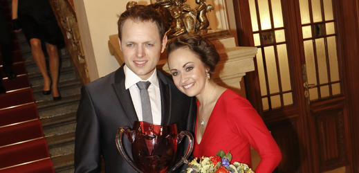 Jan Kříž (na snímku s manželkou) s cenou Thálie za mužský výkon v kategorii opereta, muzikál.