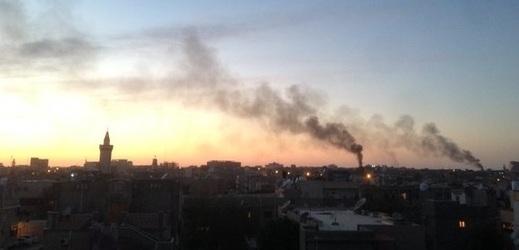 V Libyjském hlavním městě byly ve středu ráno slyšet výbuchy a střelba.