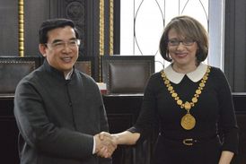 Pražská primátorka Adriana Krnáčová přijala na Staroměstské radnici v Praze pekingského primátora Wang An-šuna (vlevo)