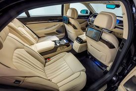 Luxus nechybí ani na zadních sedadlech.