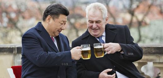 Čínský prezident Si Ťin-pching (vlevo) si na závěr své návštěvy ČR připil pivem s prezidentem Milošem Zemanem.