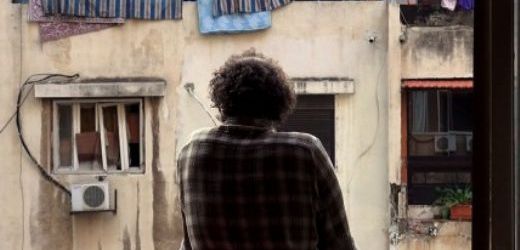 Opustit domov za deště bomb a nejistá vyhlídka na budoucnost – realita pro statisíce lidí vykořeněných válkou, píše se na webu Dnů evropského filmu, který zve také na film o uprchlících s názvem Prokletí.