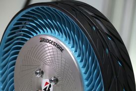 Pružné paprsky by měl nahradit vzduchovou náplň pneumatik.