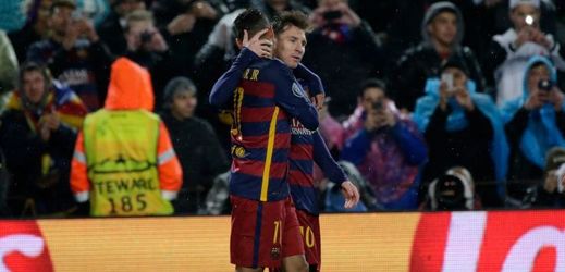 Fotbalisté Barcelony Lionel Messi a Neymar.