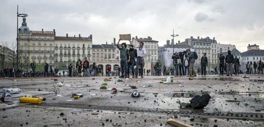 Ulice ve Francii po protestech studentů a pracujících.