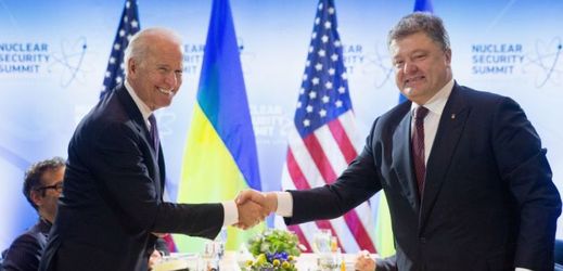 Viceprezident USA Joe Biden a ukrajinský prezident Petro Porošenko.