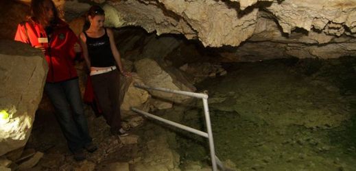 Pohled na Smaragdové jezírko v jeskyni je největším turistickým lákadlem.