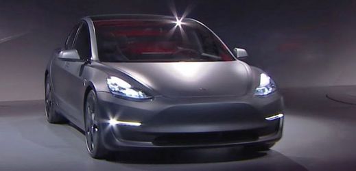 Elektromobil Tesla Model 3 se těší velkému zájmu.