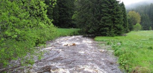 Rozvodněná řeka Teplá Vltava pod obcí Kvilda na Šumavě.