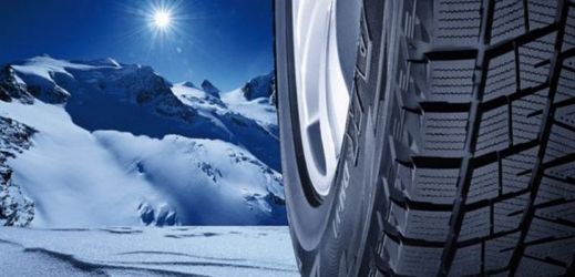 Čas přezouvání nastal, nicméně řada motoristů bude zimní pneumatiky dojíždět (ilustrační foto).