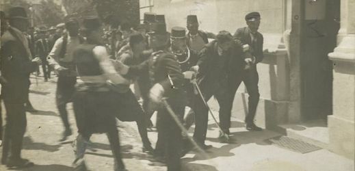 Pohlednice - Gavrilo Princip vlečen na policejní stanici, Sarajevo.