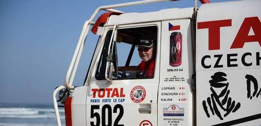 Legendární kamion Tatra šestinásobného vítěze Dakaru Karla Lopraise dokázal i po třiceti letech úspěšně zvládnout nástrahy afrických cest.
