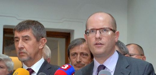 Zleva předseda ANO Andrej Babiš a předseda ČSSD Bohuslav Sobotka.