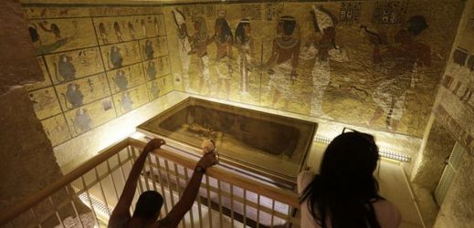 Vědci doufají, že Tutanchamonova hrobka ukrývá i hrob egyptské královny Nefertiti.