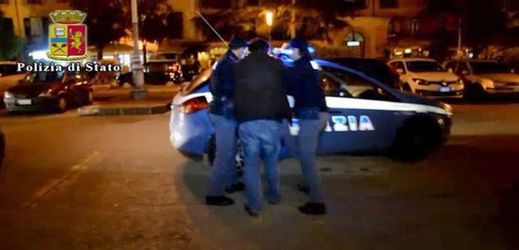 Zatčení muže italskou policií.