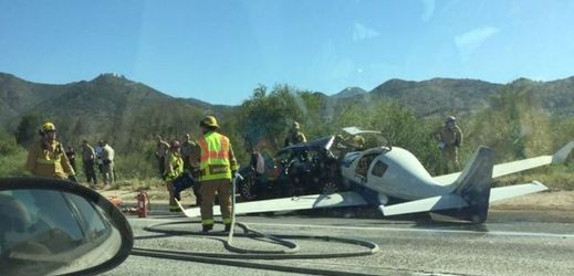 Letadlo spadlo na osobní vůz.