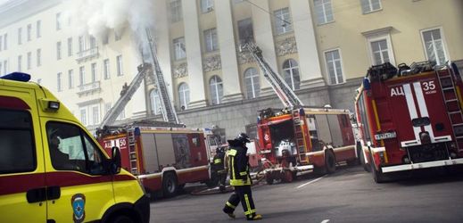 Požár v budově ruského ministerstva obrany v centru Moskvy se rozšířil.