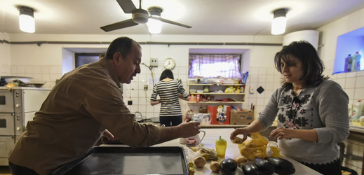 Deset křesťanských uprchlíků z Iráku v rekreačním středisku Okrouhlík na Jihlavsku. Na snímku z 29. ledna je překladatel a asistent výuky českého jazyka George Yako (vlevo) a paní Nibrás al-Adžmaja při společném vaření.