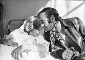Aznavour s manželkou Ullou a narozenou dcerkou Katkou. Rok 1969