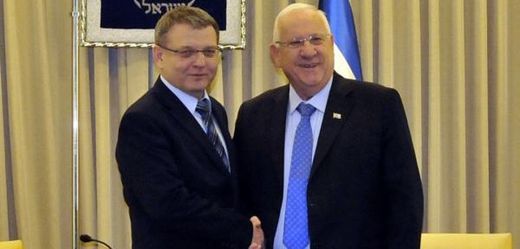 Český ministr zahraničí Lubomír Zaorálek (vlevo) se v Jeruzalémě sešel s izraelským prezidentem Reuvenem Rivlinem (vpravo).