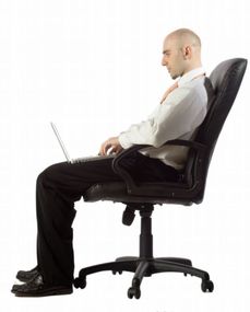 Při sezení na židli by obě chodidla měla být na zemi, Neměli byste sedět s nohou přes nohu.