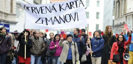Protesty proti Miloši Zemanovi (ilustrační foto).