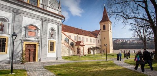 Unikátní trojklášteří se rozprostírá na ploše severního meandru Vltavy a po zdejším zámku je druhým největším památkovým objektem v Českém Krumlově, který patří k nejnavštěvovanějším místům v Česku.