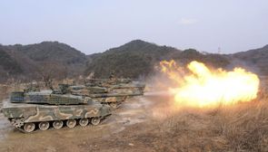 Severokorejská armáda demonstruje možnosti svých tanků.