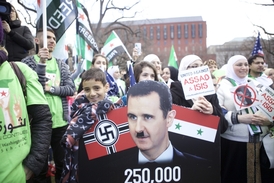 Syřané protestující proti Asadově režimu.