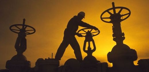 Pracovník ropné rafinérie (ilustrační foto).