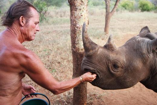 Světově proslulý ochranář Tony Fitzjohn, který už několik let spolupracuje s dvorskou zoologickou zahradou na projektu návratu nosorožců zpět do příordy.