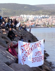 Na snímku lidé protestují proti vracení uprchlíků z Řecka do Turecka a vyzývají k otevření hranic.