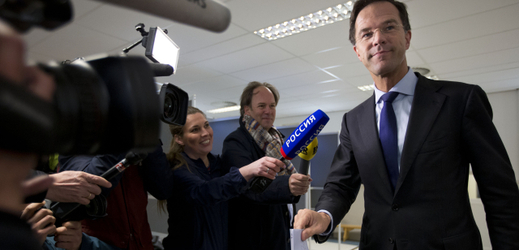 Premiér Mark Rutte hlasuje.