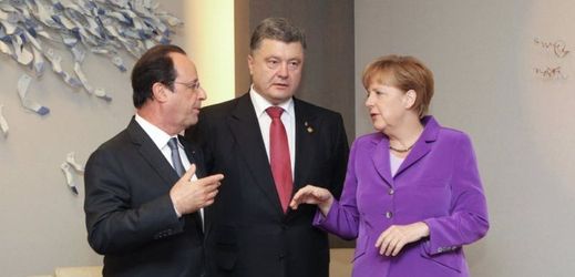 Ukrajinský prezident Petro Porošenko (uprostřed) a francouzský prezident François Hollande s německou kancléřkou Angelou Merkelovou.