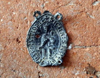 Poutní odznak ze 13. století pocházející z některého z římských kostelů.