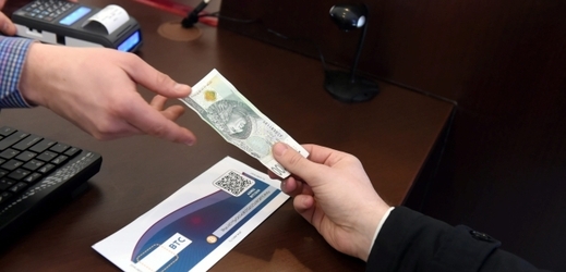 Výměna peněz za bitcoiny v bitshopu v Lodži (ilustrační foto).