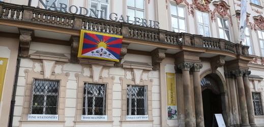 Tibetská vlajka na Národní galerii (ilustrační foto).