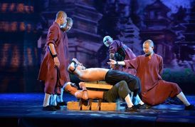 Snímek z Kung Fu Show šaolinských mnichů.