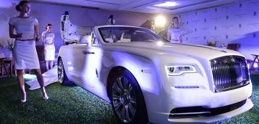 Otevření showroomu Rolls-Royce v Praze doprovázely modelky a česká premiéra modelu Dawn.