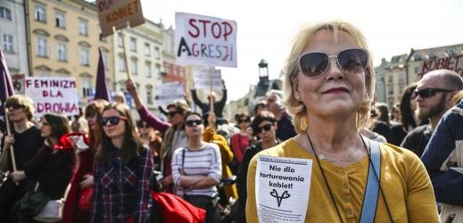 Asi 1500 lidí se sešlo na hlavním náměstí v polském Krakově na protest proti návrhu zákona, který by zakázal veškeré potraty v zemi.